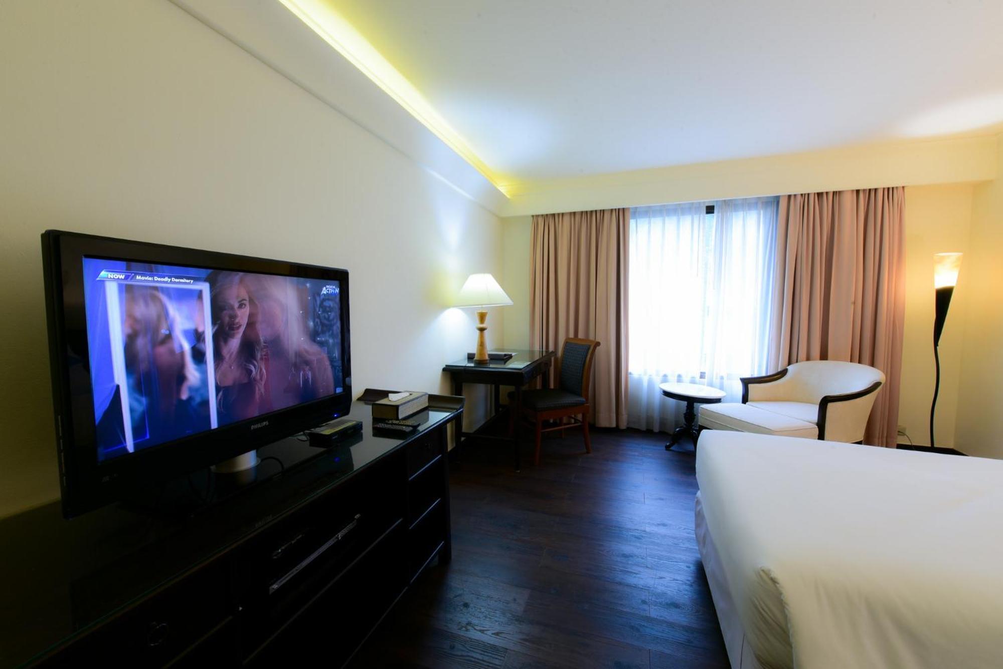 Silom Serene A Boutique Hotel Bangkok Bagian luar foto