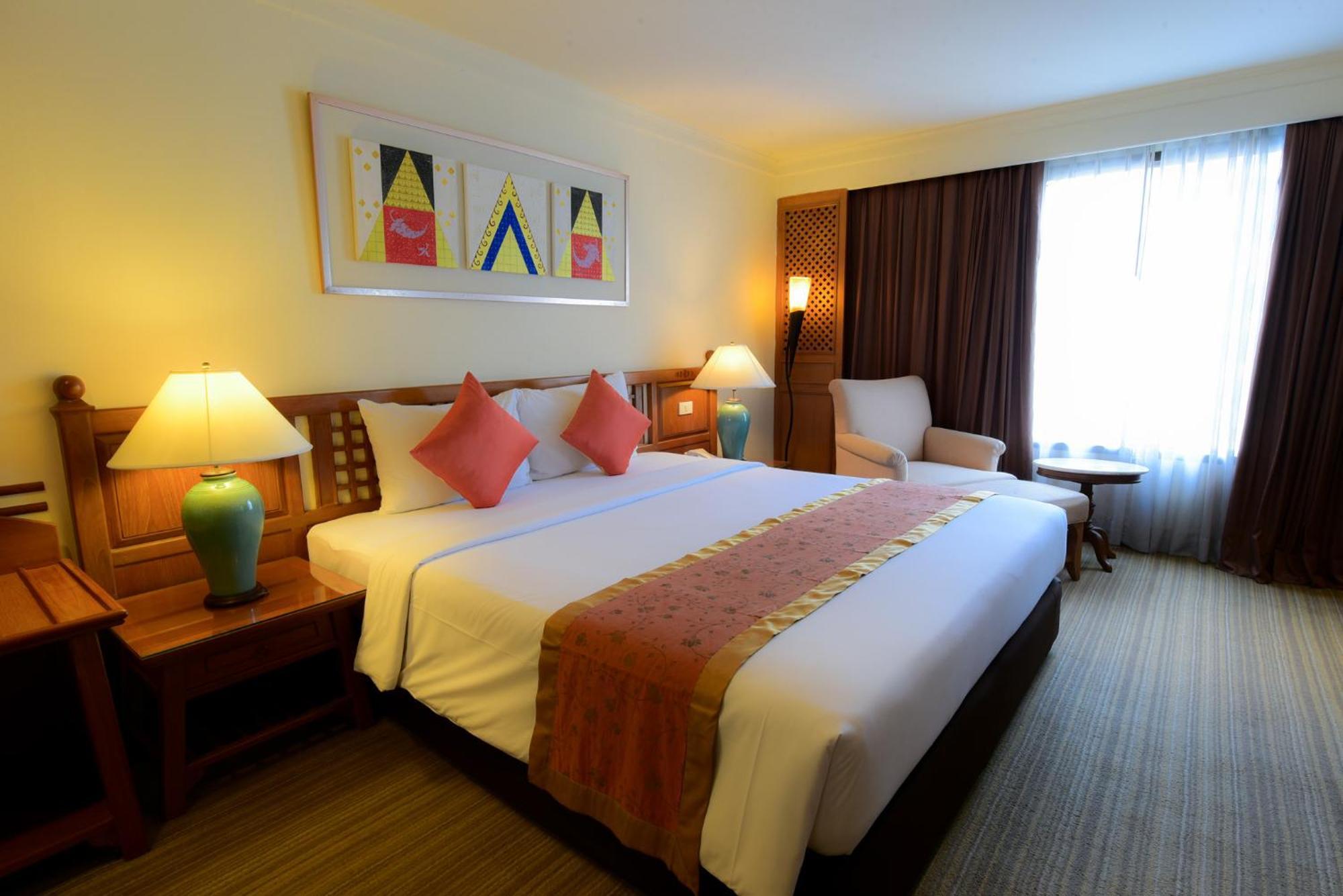 Silom Serene A Boutique Hotel Bangkok Bagian luar foto