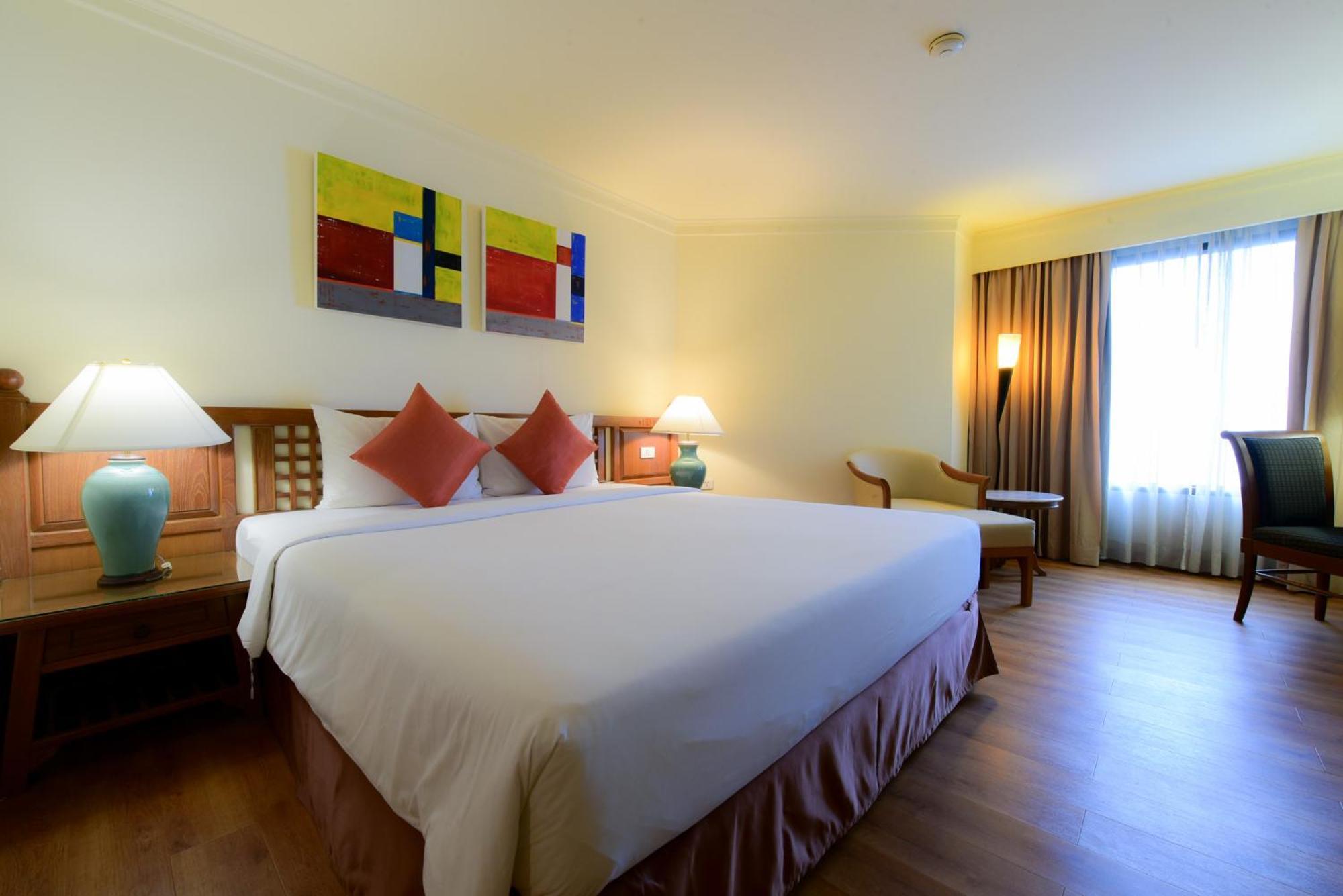 Silom Serene A Boutique Hotel Bangkok Bagian luar foto