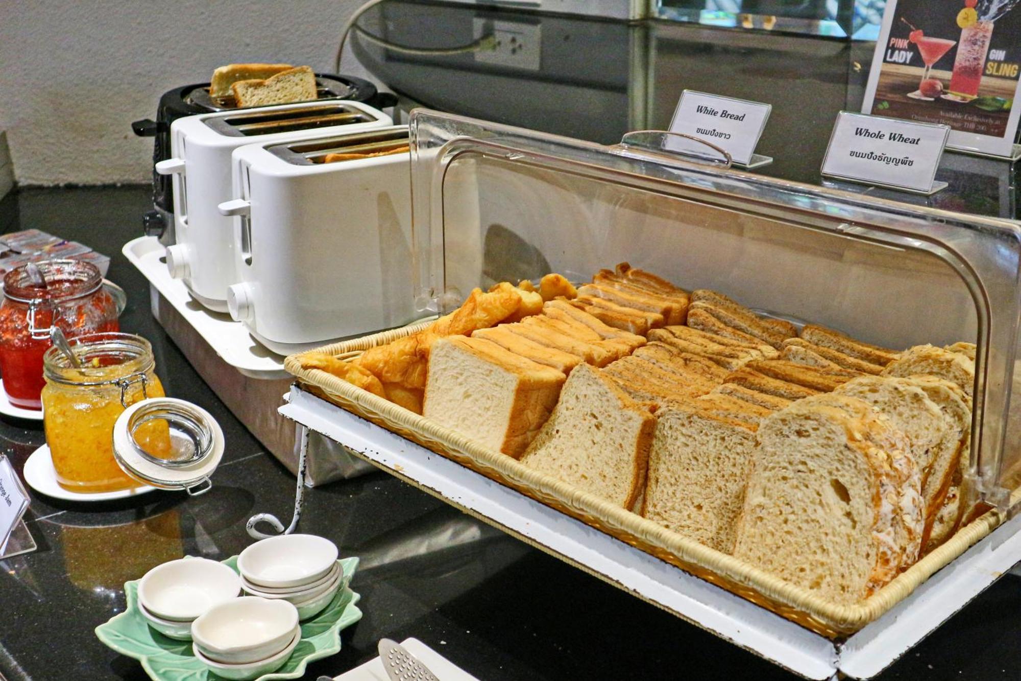 Silom Serene A Boutique Hotel Bangkok Bagian luar foto
