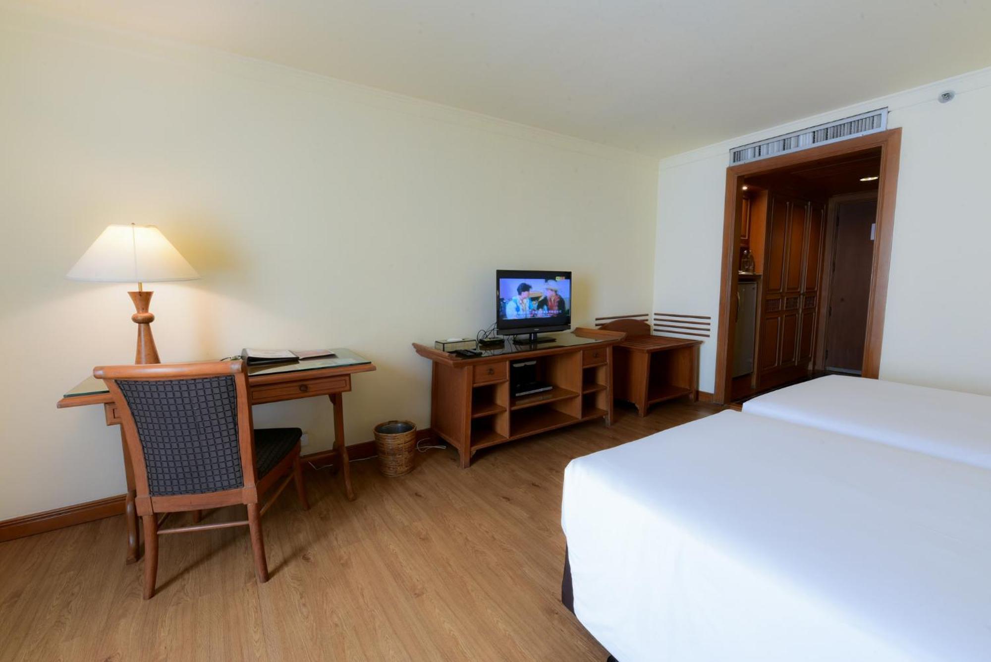 Silom Serene A Boutique Hotel Bangkok Bagian luar foto