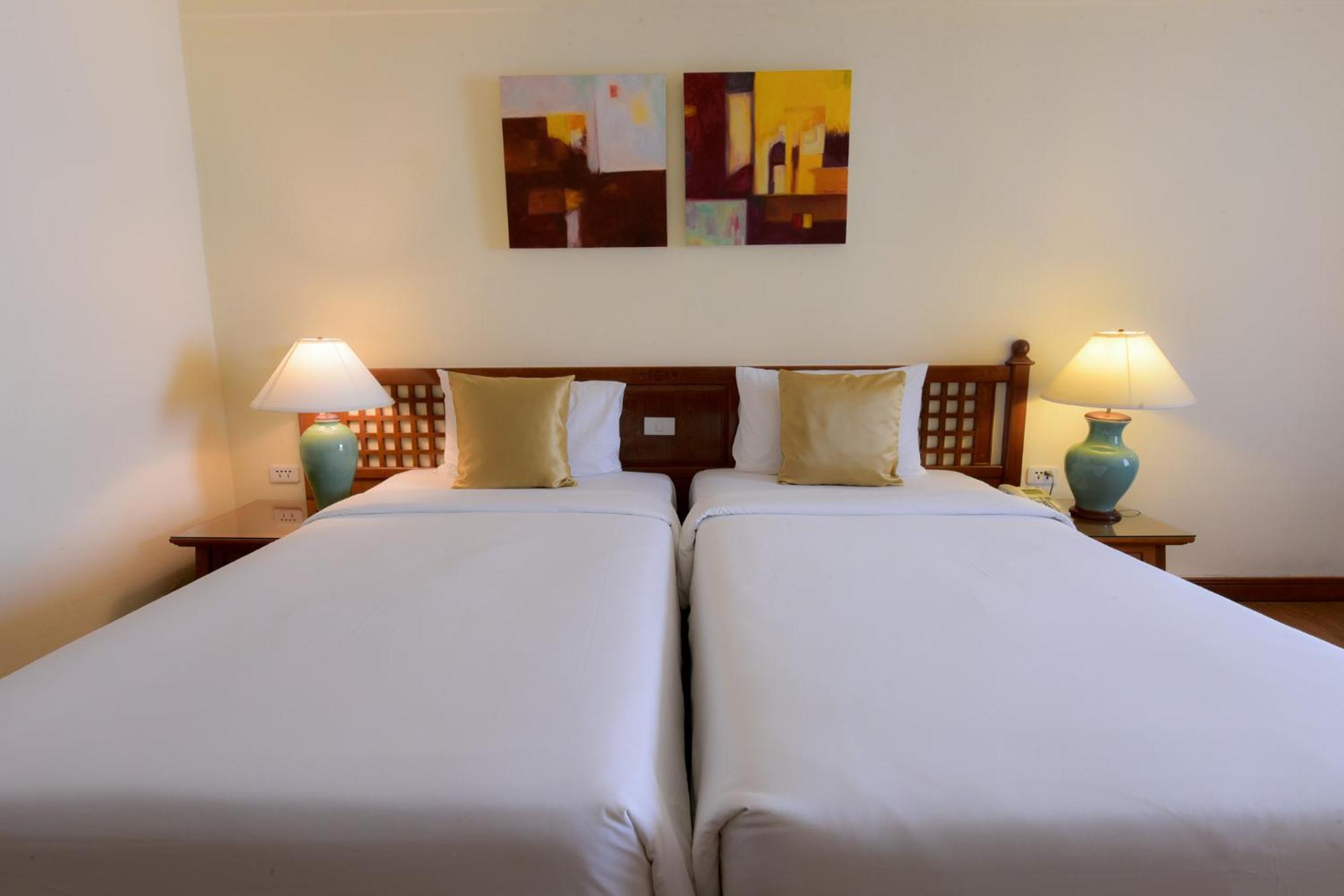 Silom Serene A Boutique Hotel Bangkok Bagian luar foto