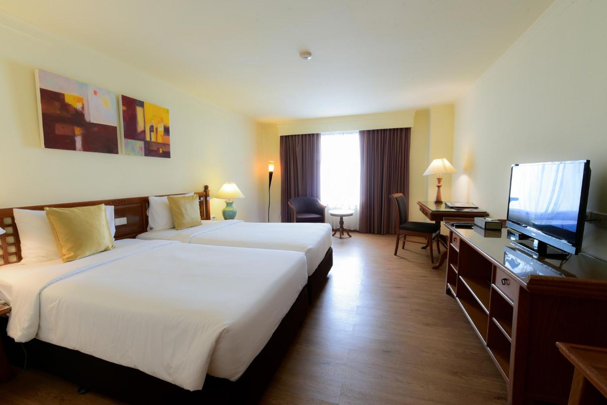 Silom Serene A Boutique Hotel Bangkok Bagian luar foto
