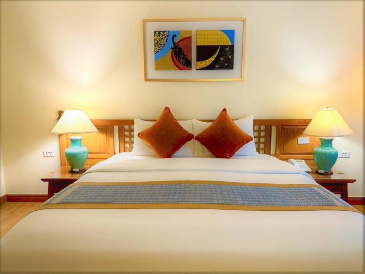 Silom Serene A Boutique Hotel Bangkok Bagian luar foto