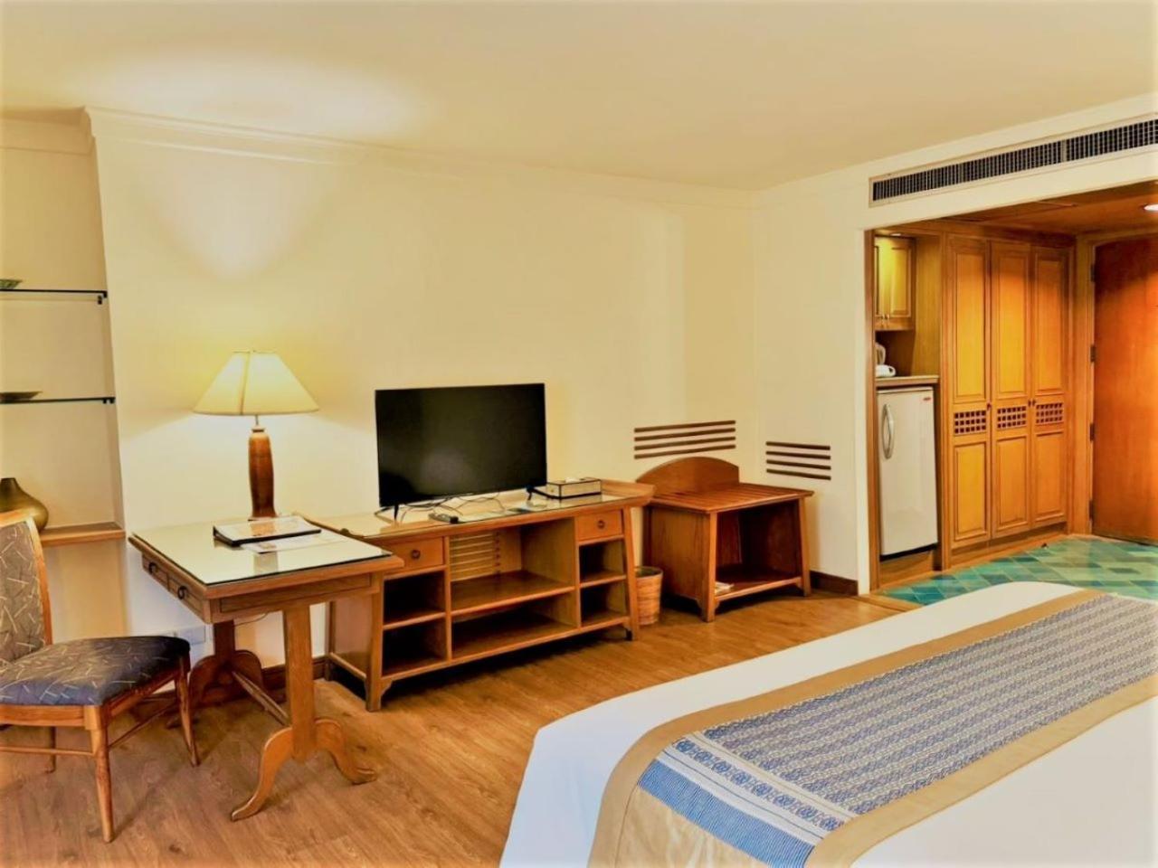 Silom Serene A Boutique Hotel Bangkok Bagian luar foto
