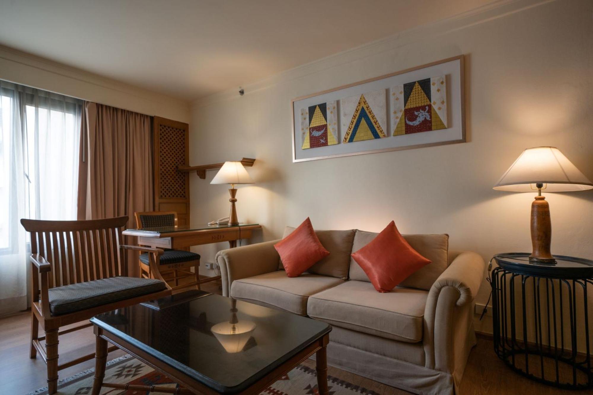 Silom Serene A Boutique Hotel Bangkok Bagian luar foto