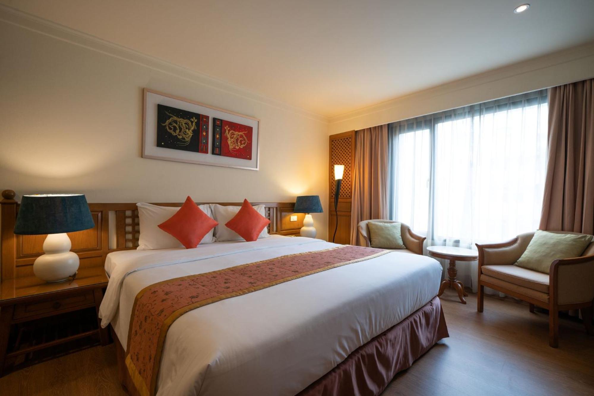 Silom Serene A Boutique Hotel Bangkok Bagian luar foto