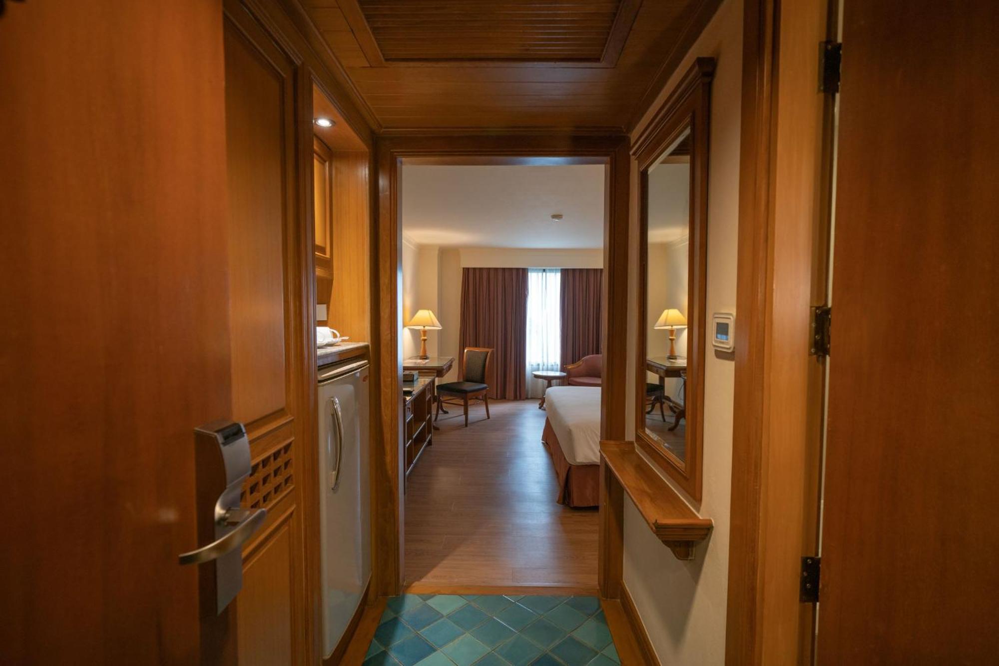 Silom Serene A Boutique Hotel Bangkok Bagian luar foto