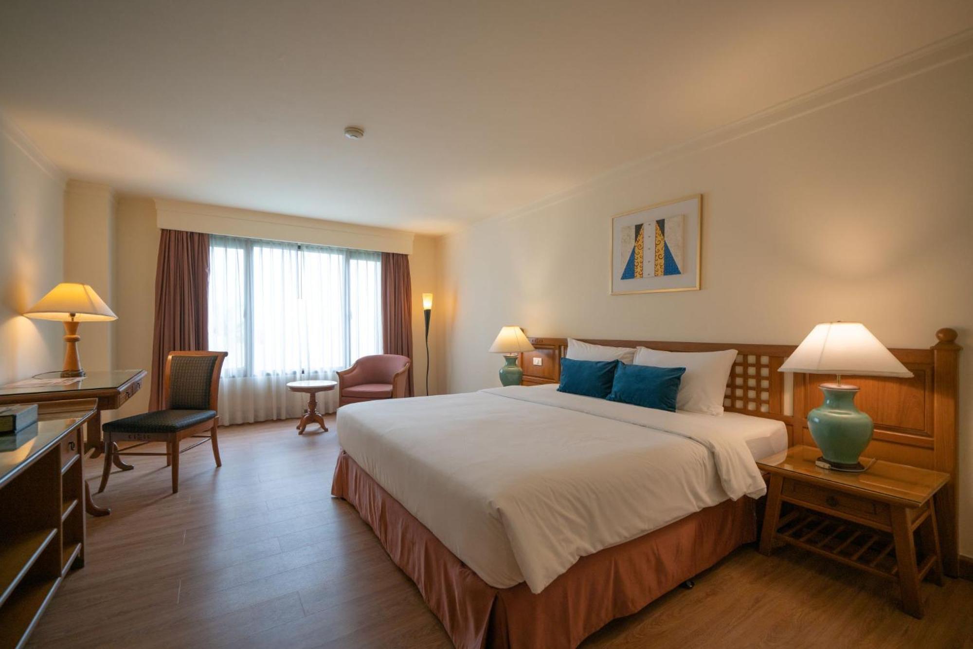 Silom Serene A Boutique Hotel Bangkok Bagian luar foto
