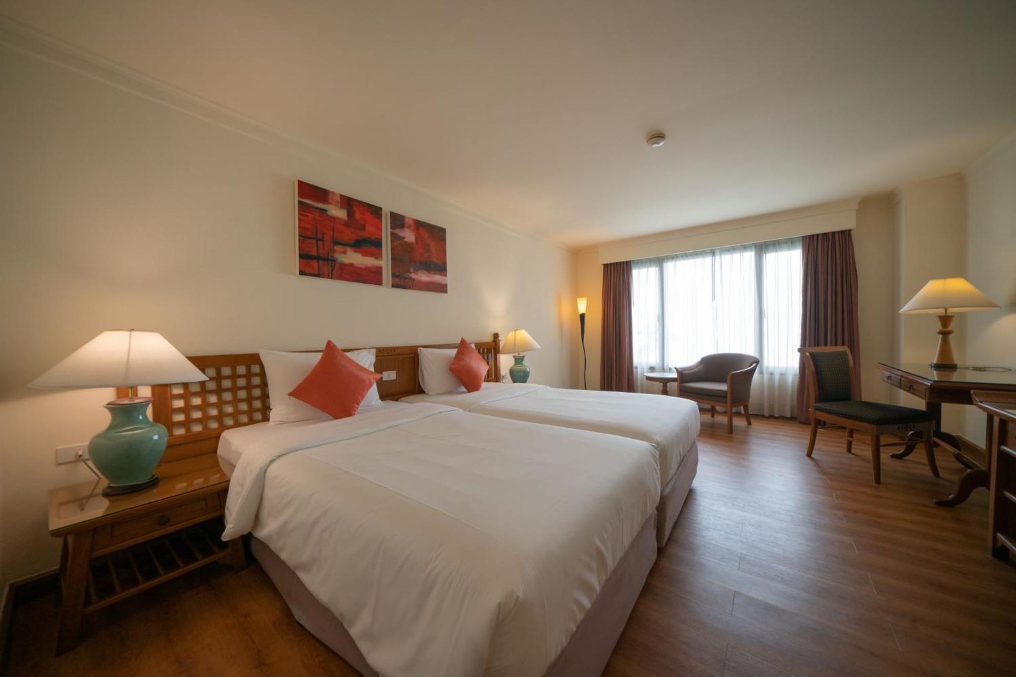 Silom Serene A Boutique Hotel Bangkok Bagian luar foto