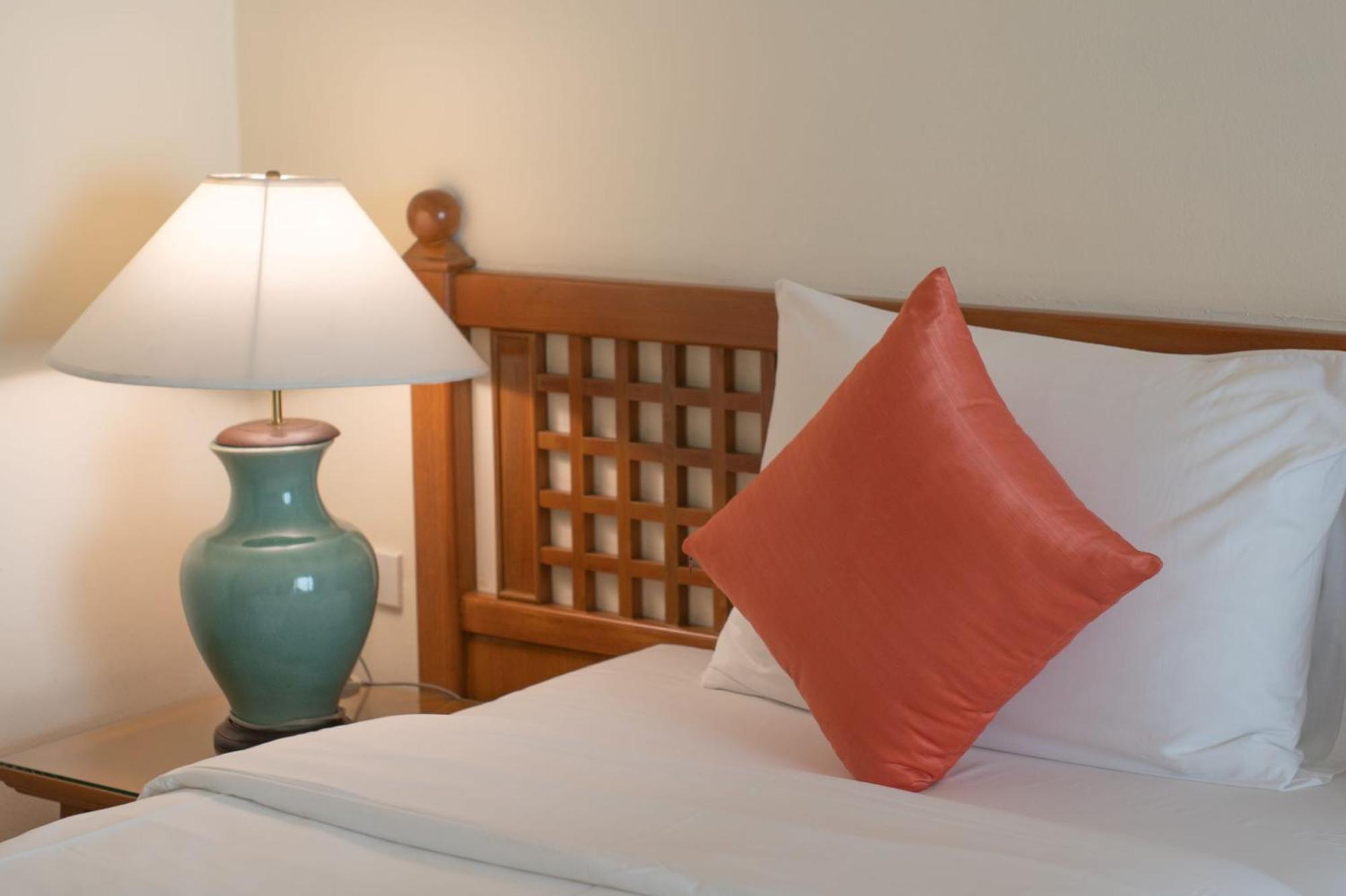 Silom Serene A Boutique Hotel Bangkok Bagian luar foto