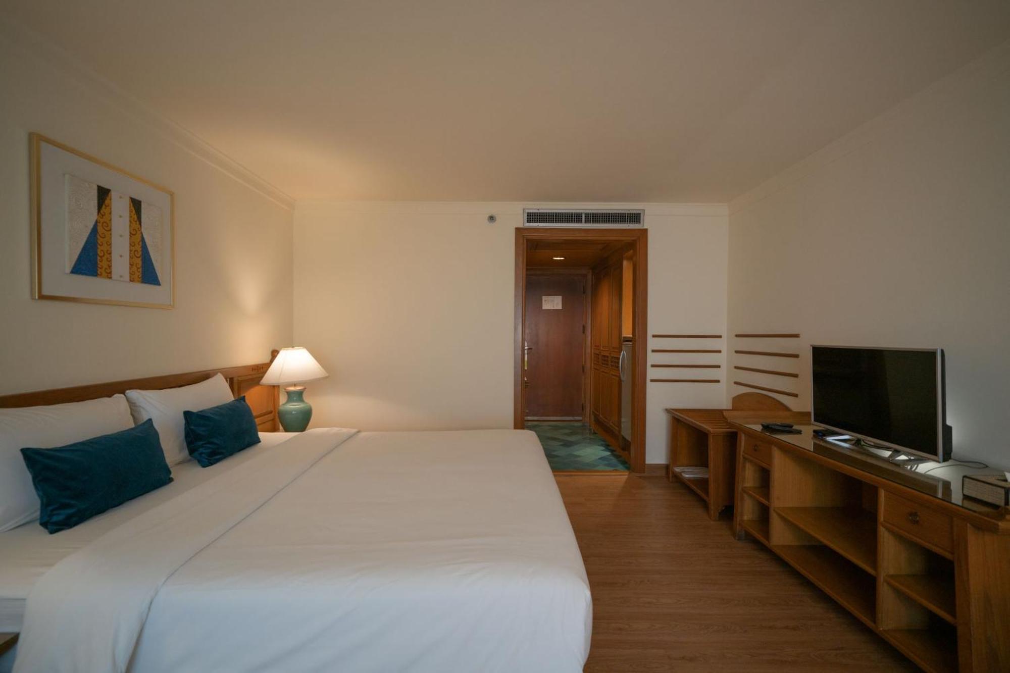 Silom Serene A Boutique Hotel Bangkok Bagian luar foto