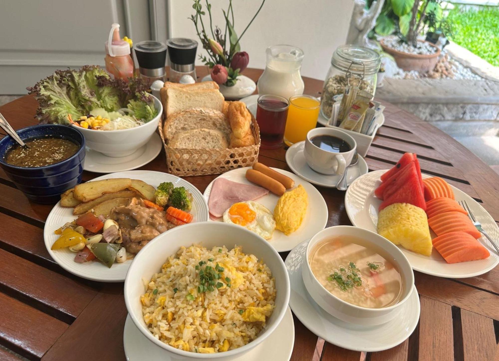 Silom Serene A Boutique Hotel Bangkok Bagian luar foto