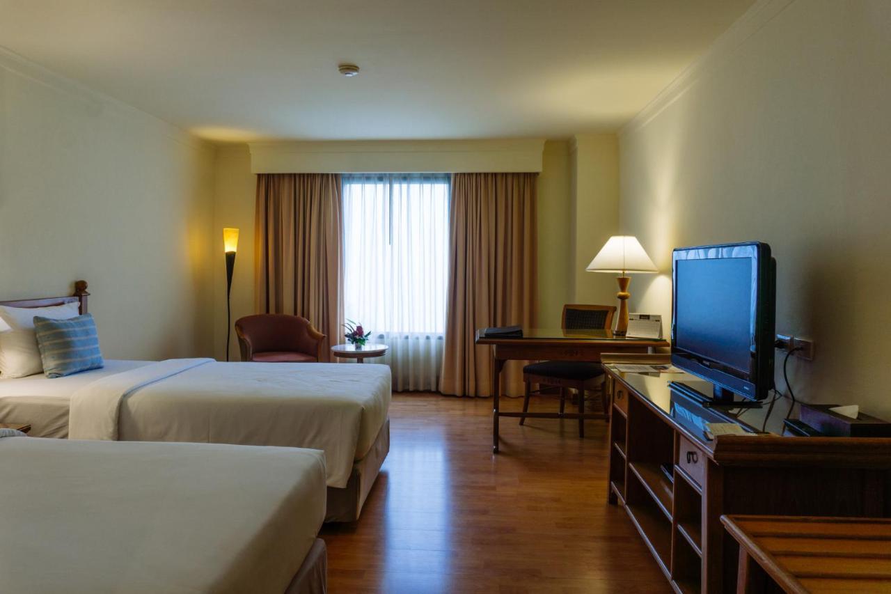 Silom Serene A Boutique Hotel Bangkok Bagian luar foto