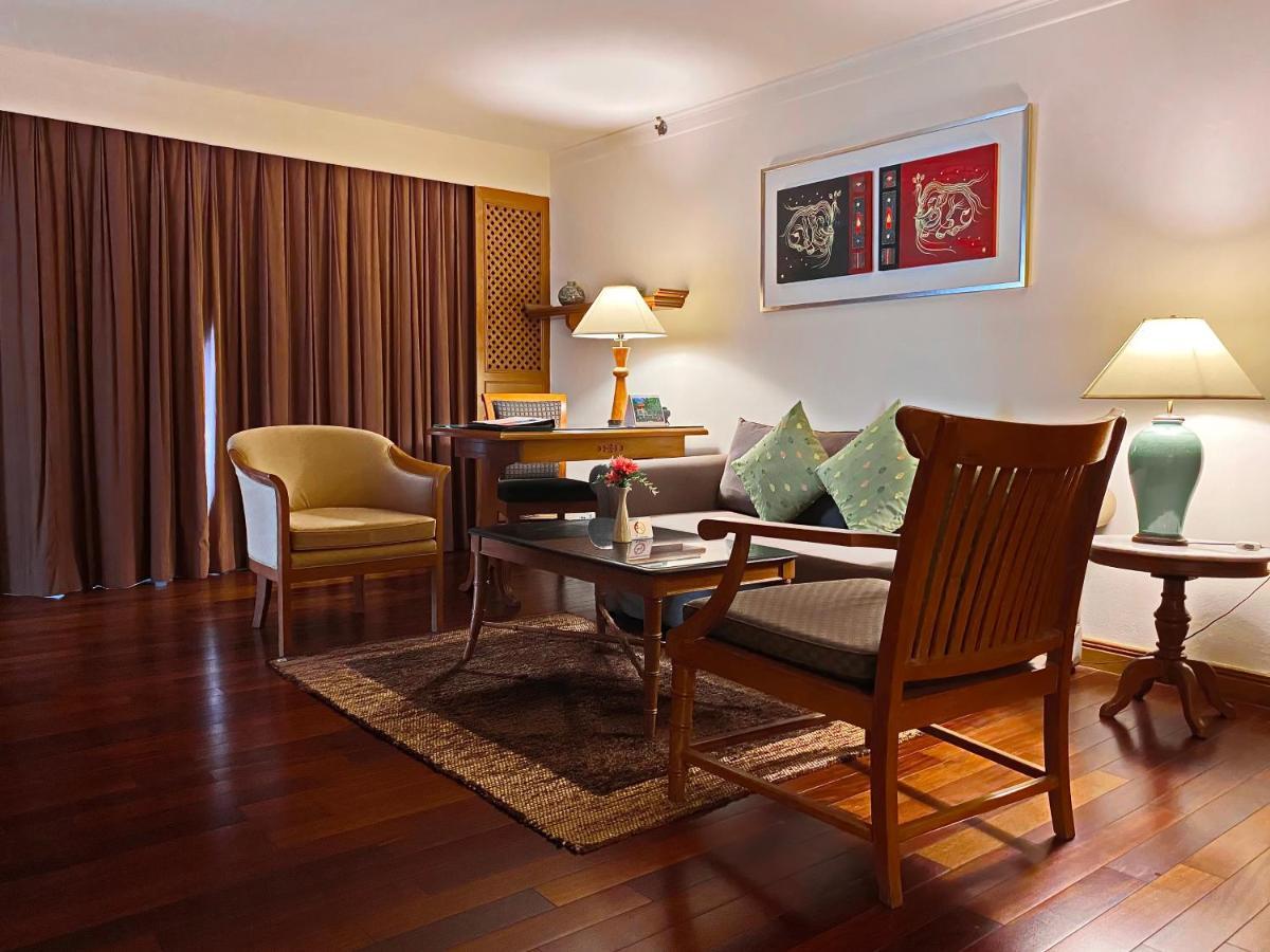Silom Serene A Boutique Hotel Bangkok Bagian luar foto
